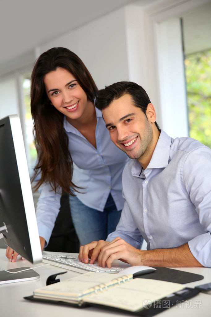 在桌面电脑前年轻上班族