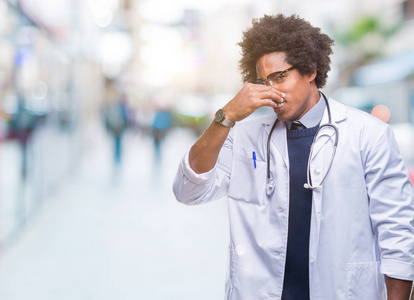 难以忍受的气味, 用手指在鼻子上屏住呼吸