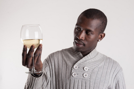 相信非洲年轻人品尝杯酒肖像