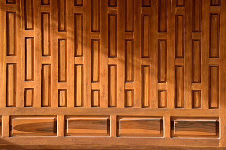 传统的泰国木制古宅墙.泰国风格的房子与高屋顶和开放空间下的房子.