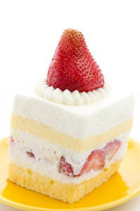 在白色背景上孤立的草莓芝士蛋糕