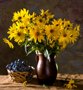 束在棕色花瓶和 gr 的明亮黄色花 黑心