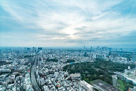 亚洲商业概念房地产和企业建设全景现代城市天际鸟瞰鸟瞰蓝天在六本木山, 东京, 日本