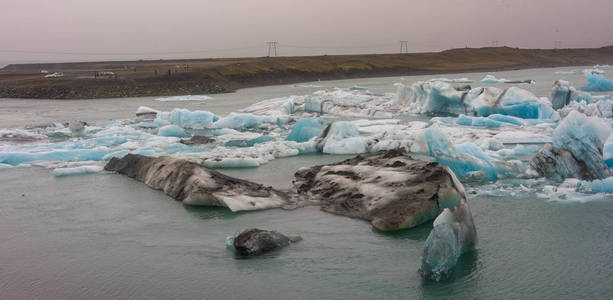 在南冰岛巨大的 Vatnajokull 冰川的手臂上著名的 Jokulsarlon 冰川泻湖上的蓝色冰