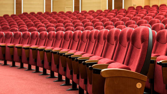 排红色剧场的座位。全景的空电影院大厅。现代电影院内饰的舒适椅