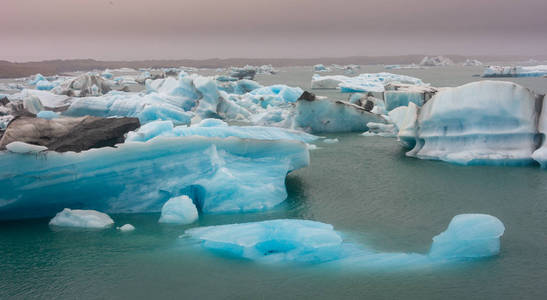 在南冰岛巨大的 Vatnajokull 冰川的手臂上著名的 Jokulsarlon 冰川泻湖上的蓝色冰