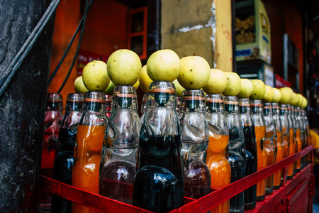 加德满都尼泊尔2018年9月19日上午在加德满都的 Thamel 大街上出售的汽水和柠檬特写。