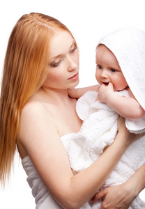 母亲与婴儿沐浴后