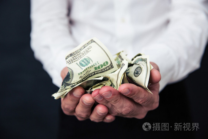 商务男人双手拿钱
