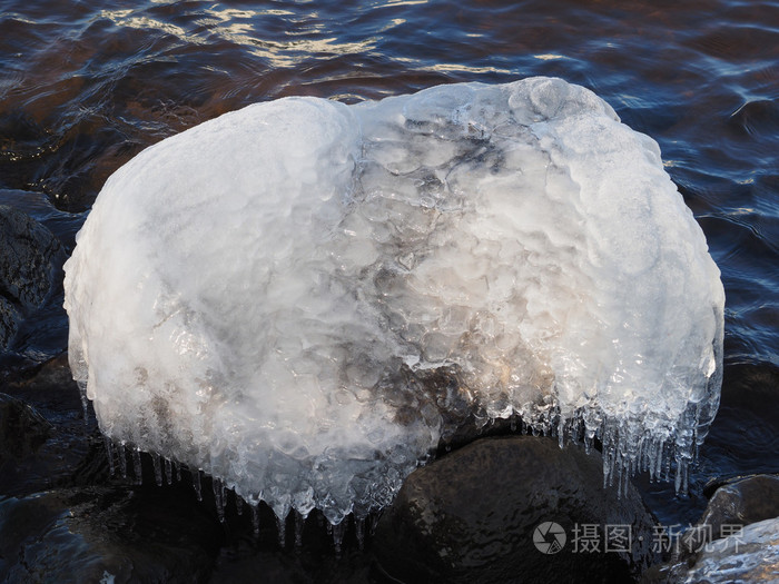 石头在湖上的冰