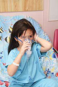 儿童穿病人的礼服都有氧气面罩照片
