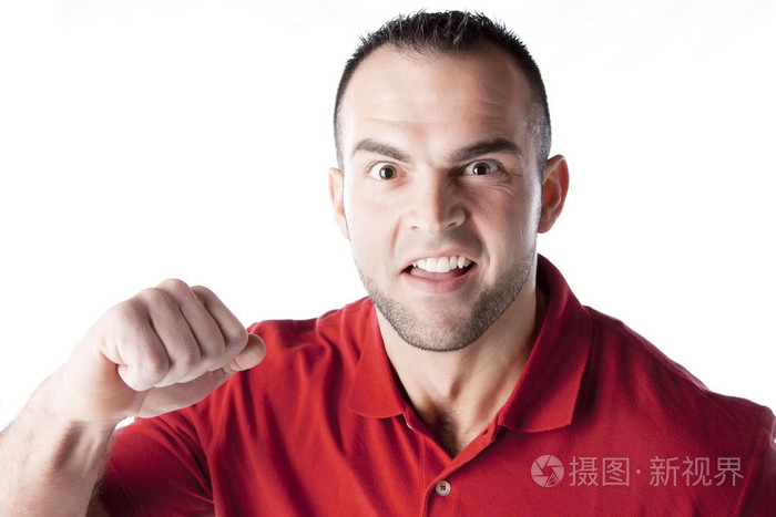 愤怒的表情与白种人年轻成年男性
