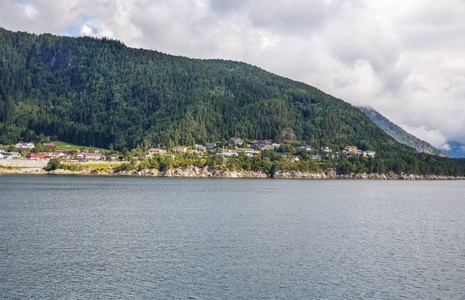 风景与海湾和山在挪威