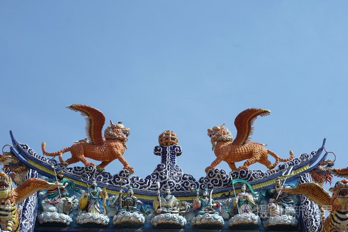 多彩的狮子飞上屋顶