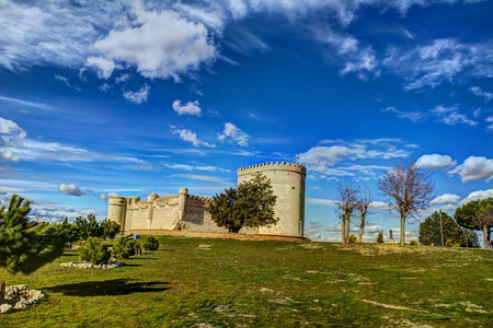 Arvalo 城堡 西班牙 的看法。这个中世纪的建筑是在第十五世纪进行的。这是一个明亮的春天的日子