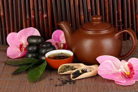中国茶道在竹桌上竹背景上
