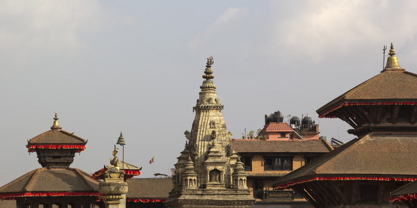 佛塔和寺庙在巴克塔普尔，Ne 的杜巴广场上的屋顶