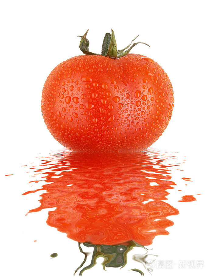 新鲜番茄滴与水光滑表面 refletion