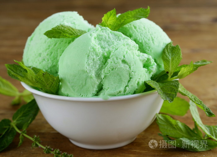 球薄荷冰淇淋的新鲜绿色草本