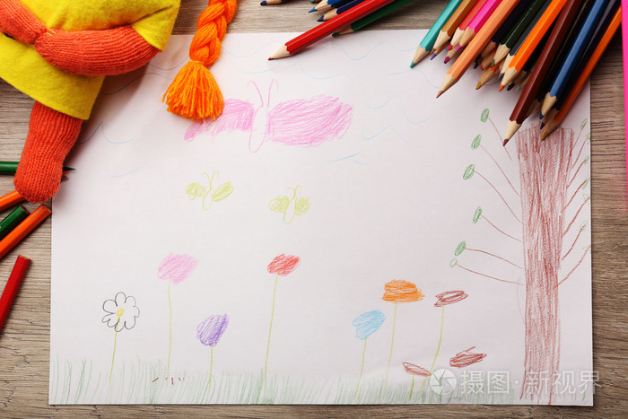 孩子们在白纸上画