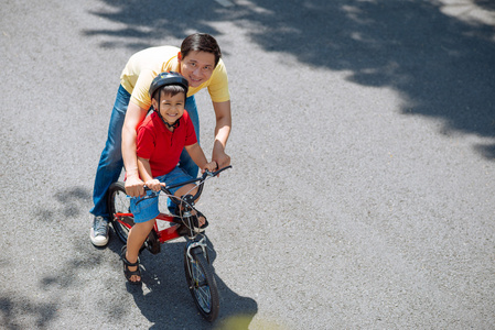 孩子和父亲骑自行车