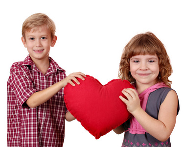 男孩和小女孩握着大红色的心