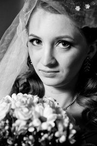 画像上豪华的内饰，在婚礼当天的花束的美丽新娘