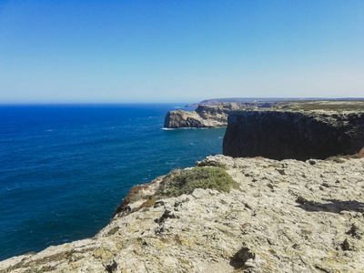 在葡萄牙萨格里什的悬崖顶上看到的海洋