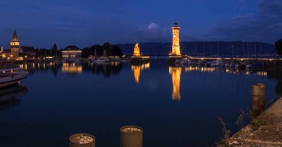 晚上林道口岸与灯塔Mangturm 和巴法力亚狮子在 Bodensee, 德国。夜拍