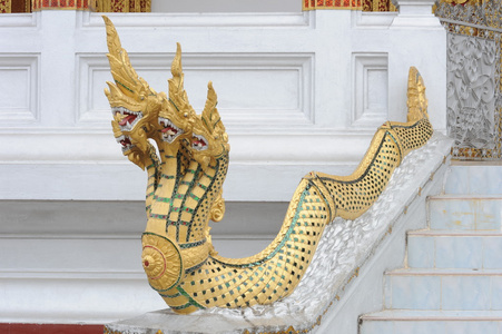 那伽雕像在 wat pho pha 爆炸,琅勃拉邦照片