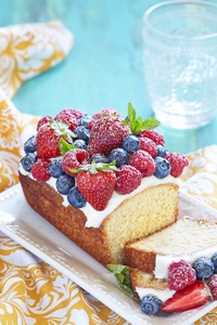 草莓 覆盆子和蓝莓浆果蛋糕