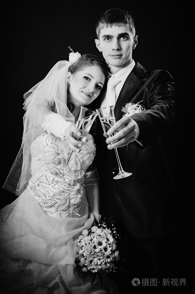 婚礼情侣接吻和喝香槟.黑色背景照片-正版商用图片0b6ksr-摄图新视界