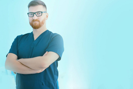 有自信的男性外科医生在医学制服摆在模糊的背景, 医学和外科的概念