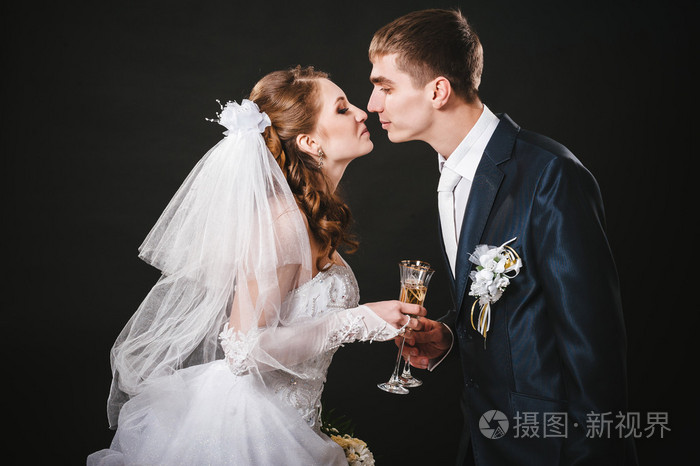 婚礼情侣接吻和喝香槟.黑色背景照片-正版商用图片0b6mov-摄图新视界