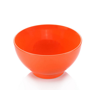 白色背景上的橙色碗