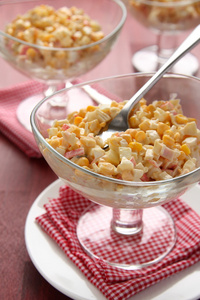 蟹肉色拉配以鸡蛋, 甜玉米和蛋黄酱照片