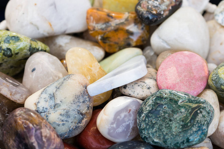各种天然石材。各种形状的石头, 颜色和大小。天然石材背景