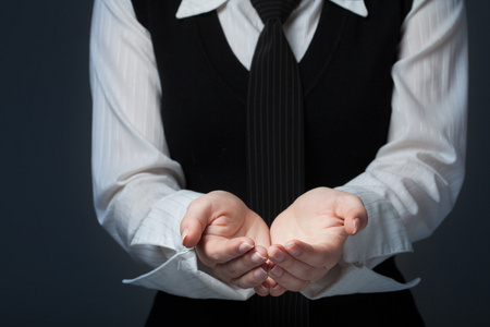 伸出手心的年轻女子照片