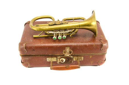 旧的手提箱和复古黄铜乐器