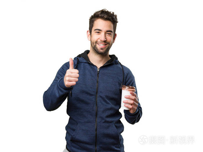 年轻的人拿着咖啡和做还好手势查出的白色背景照片-正版商用图片0b6rx