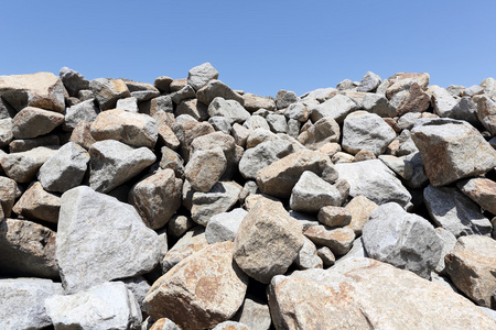 灰色的土墩采石场照片