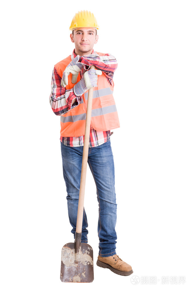 快乐的建筑工人在铲子上休息
