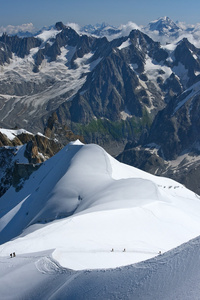 游客在瑞士的阿尔卑斯山