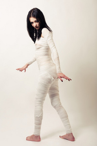 摆姿势怀孕的女人控股肚子包扎木乃伊包扎木乃伊木乃伊关门怀孕的女人