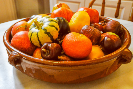 复古的外观在一个碗里的水果