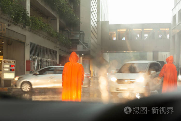 二 gard 与雨 colthing 控制交通对大厦在