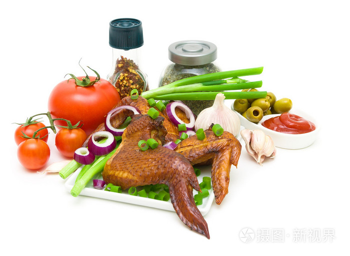 与蔬菜和香料熏的鸡翅膀上wh关门