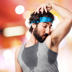 在乡间小路上的马拉松训练后出汗运动员健身房训练后疲惫的出汗运动员