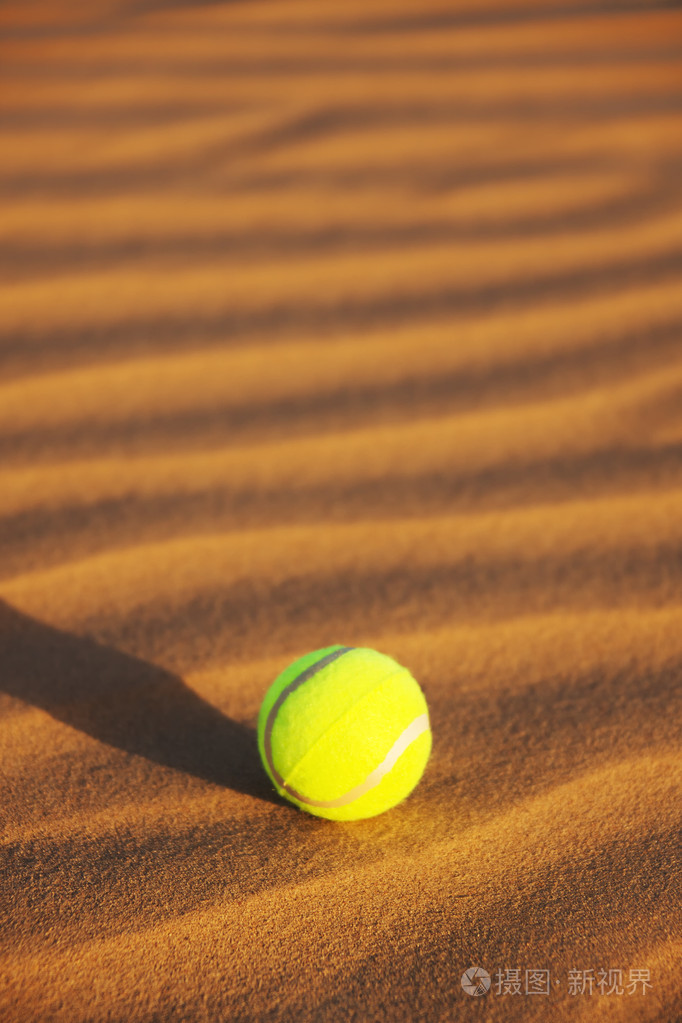 在沙漠中的网球