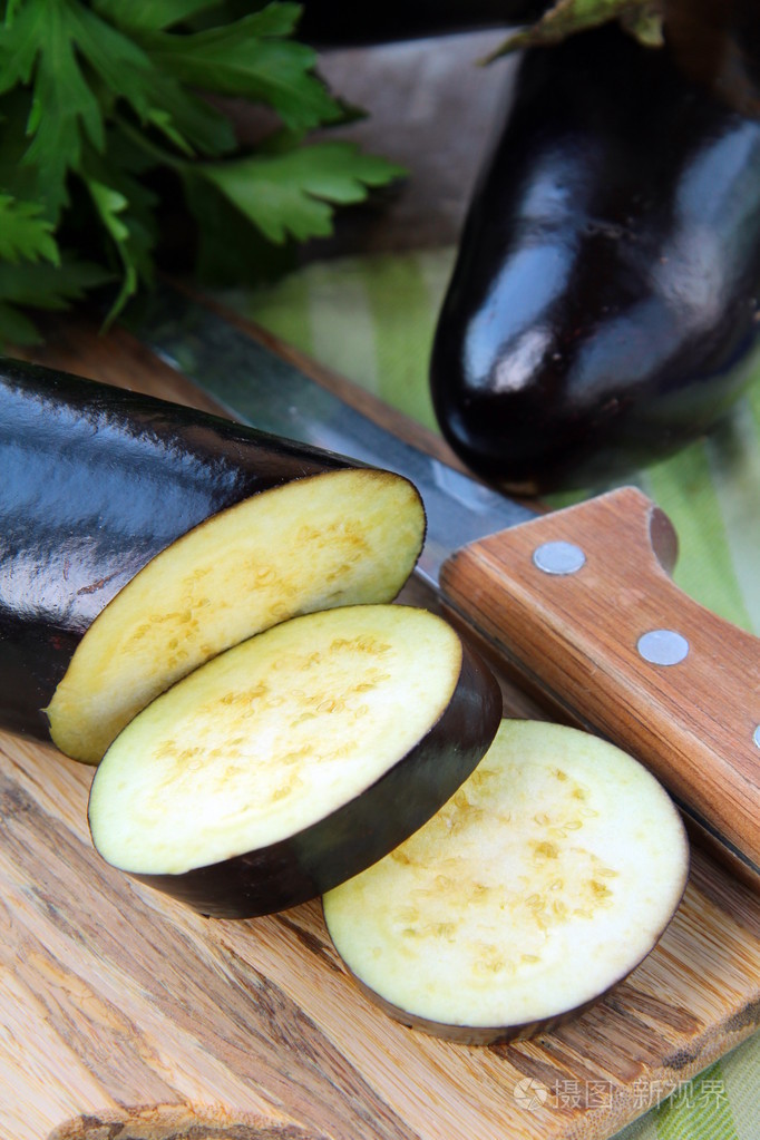 在一张桌子上新鲜成熟有机茄子